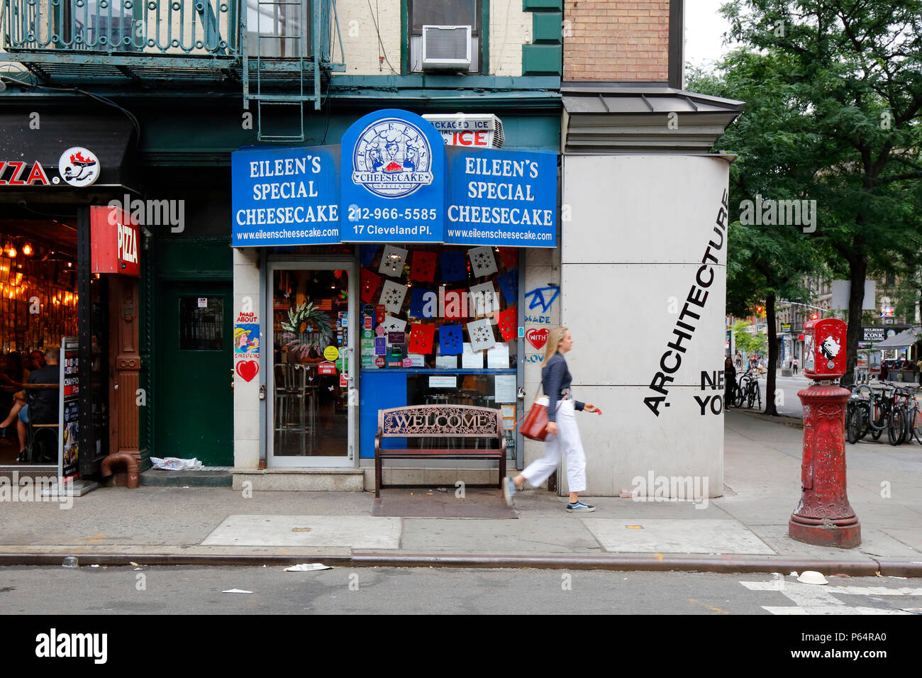 Eileen della speciale Cheesecake, 17 pl di Cleveland, New York, NY. esterno alla vetrina di un negozio di dolci nel quartiere Nolita di Manhattan. Foto Stock