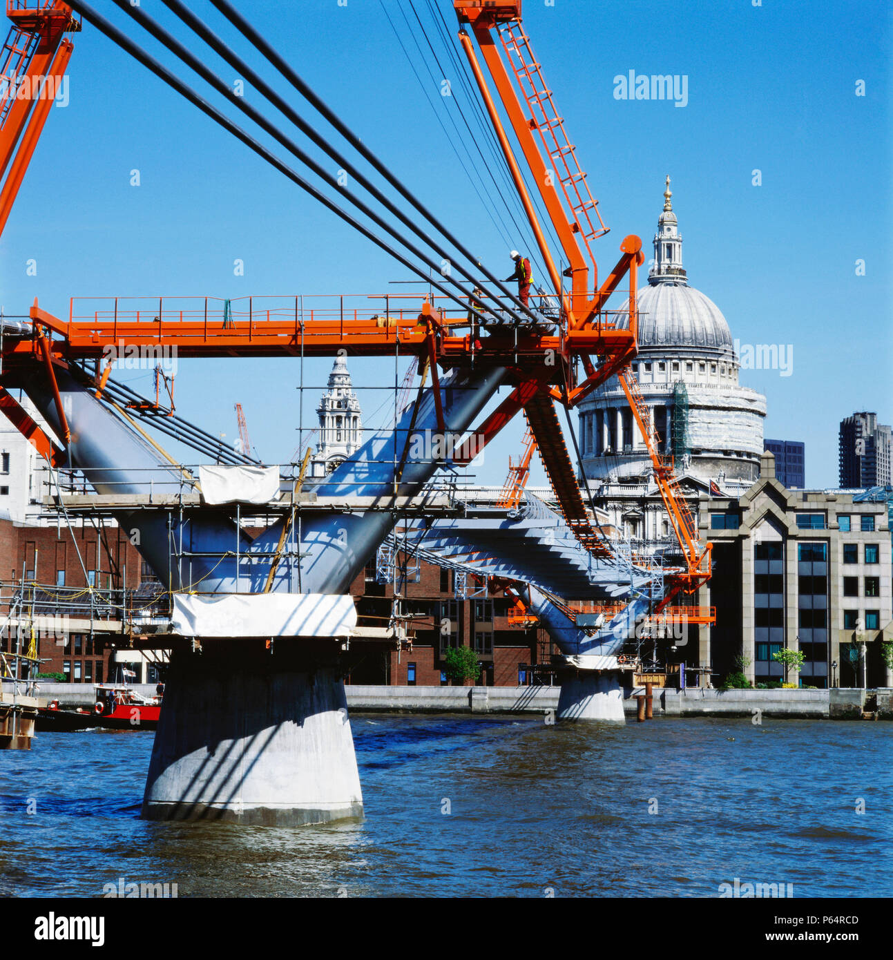 Costruzione del Millennium Bridge, London, Regno Unito Foto Stock
