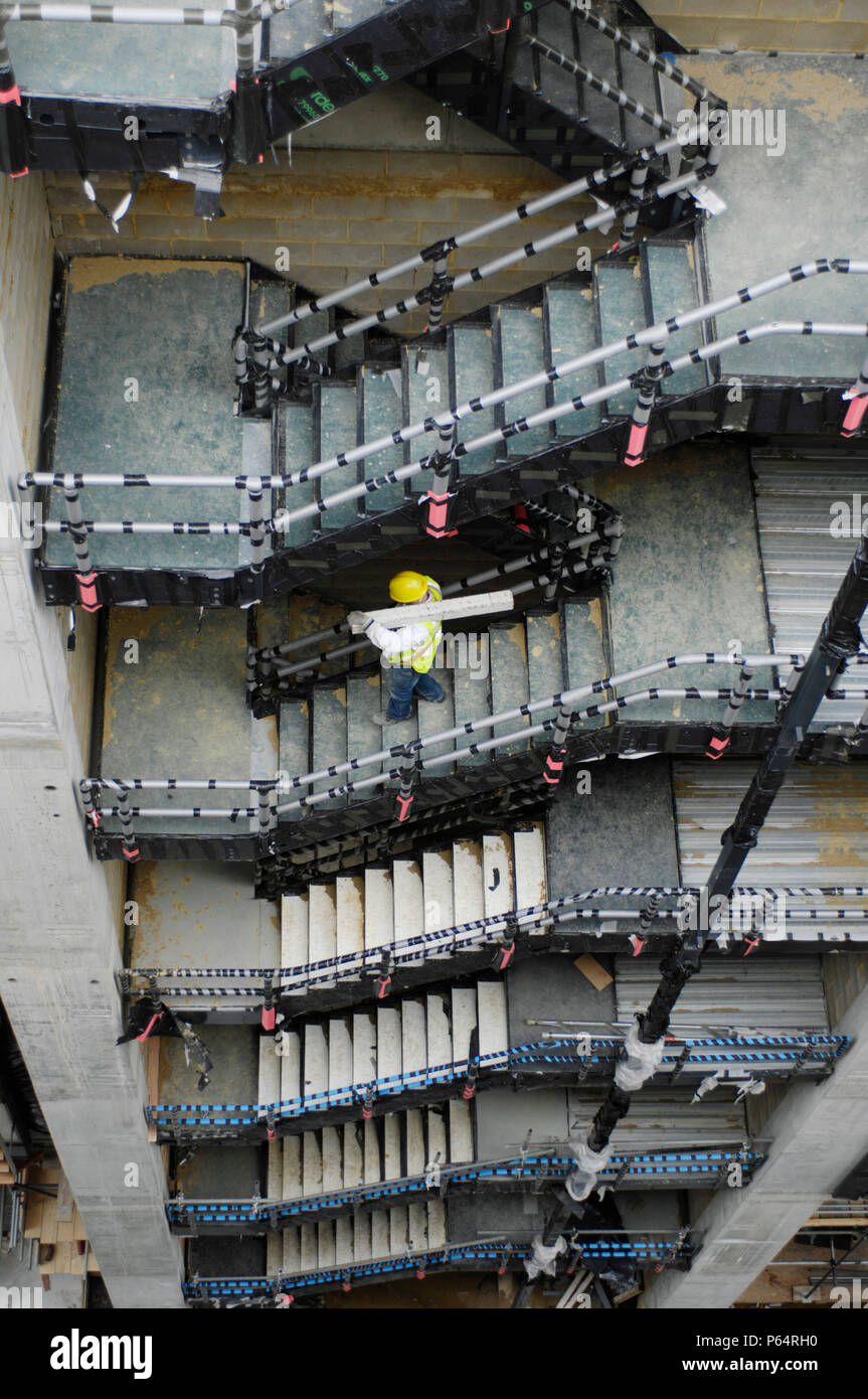 Operaio edile a piedi giù per le scale su office edificio in costruzione, New Street Square, Londra, Regno Unito, da Bennetts Associates e terra Securiti Foto Stock