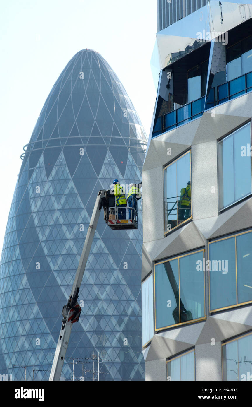 Elevato livello di accesso su uno Coleman Street Legal & General Head office (David Walker architetti & Swanke Hayden Connell), con il Gherkin (promuovere) in t Foto Stock