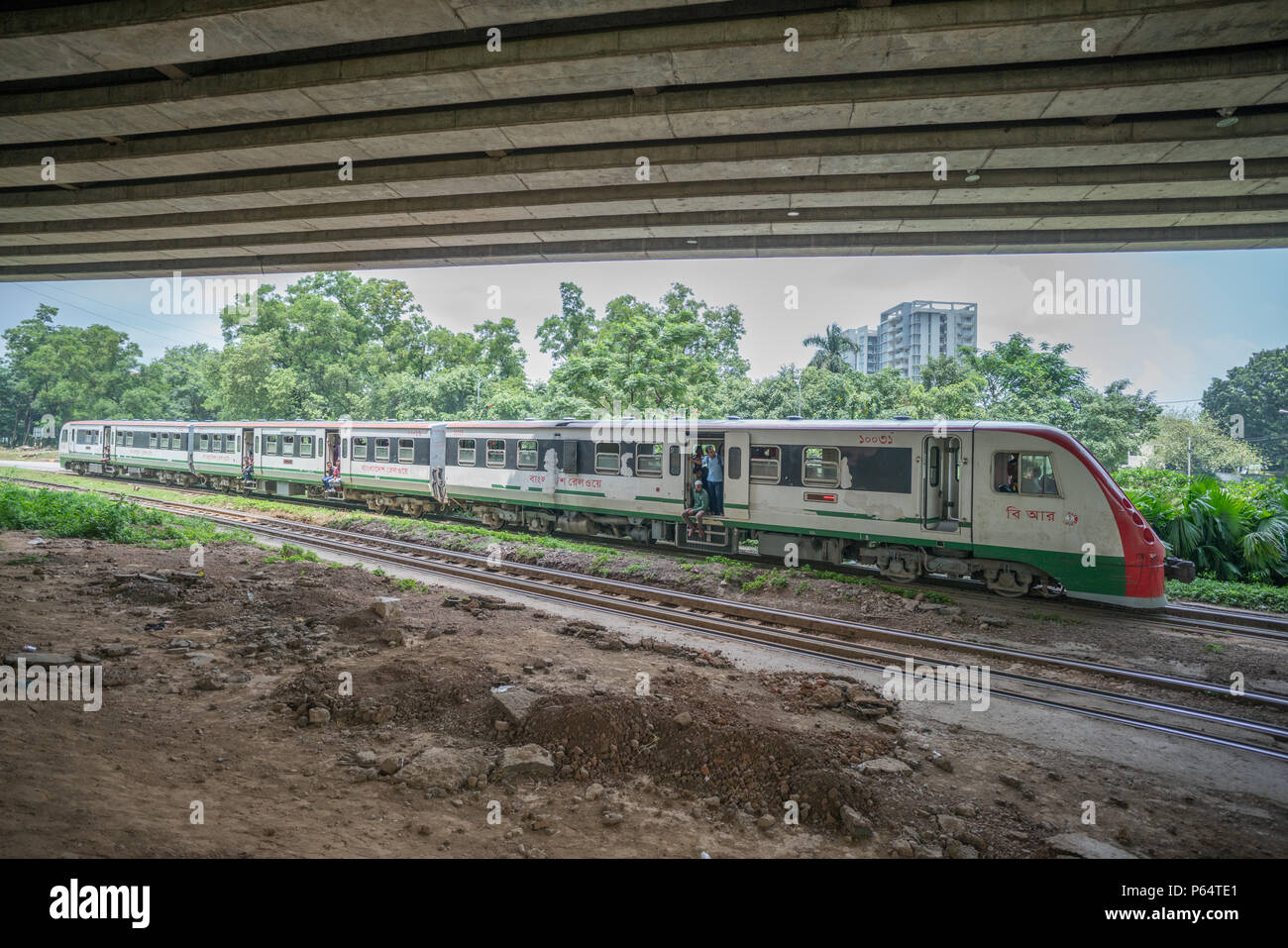 Inter City treni che transitano attraverso la Dacca in Bangladesh Foto Stock
