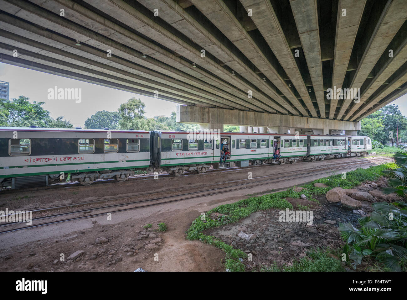 Inter City treni che transitano attraverso la Dacca in Bangladesh Foto Stock