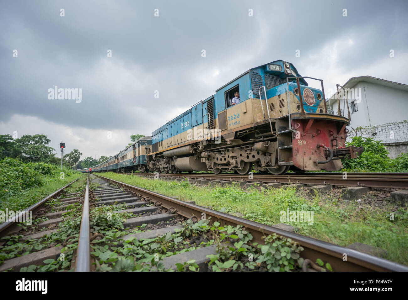 Inter City treni che transitano attraverso la Dacca in Bangladesh Foto Stock