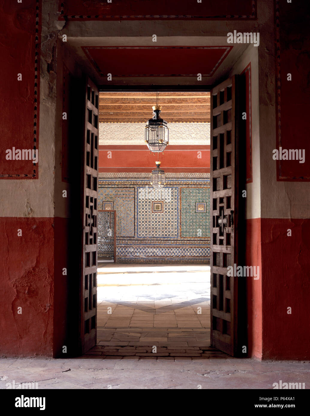 Zerbino con luce pendente e i pavimenti in piastrelle,Casa de Pilatos,Siviglia,Spagna Foto Stock