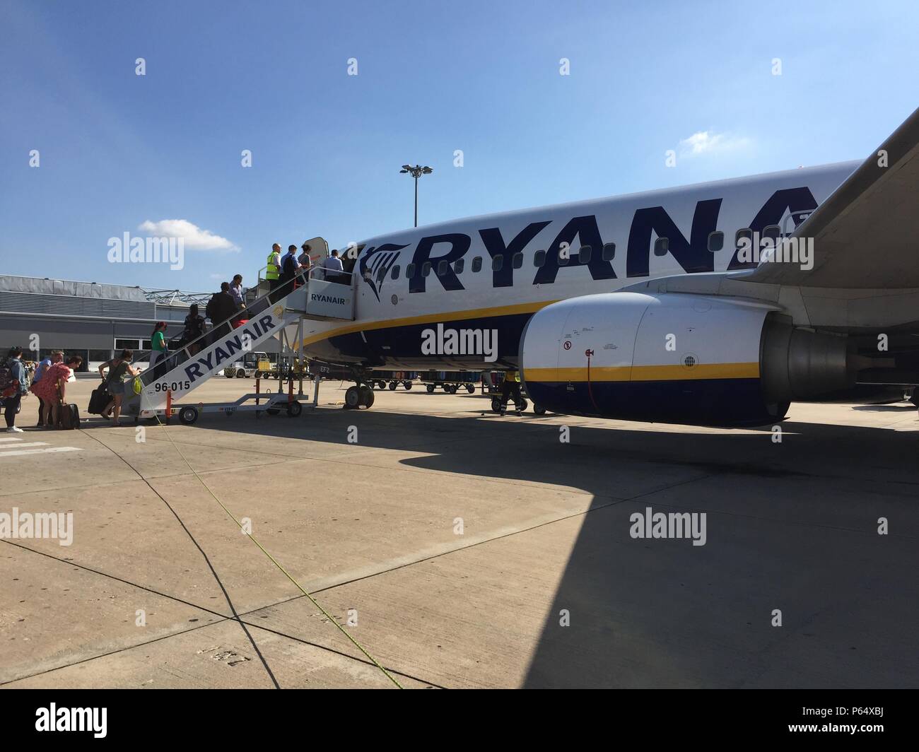 Giugno 25th, 2018, Lisbona, Portogallo - le persone che entrano un volo Ryanair al terminale 2 della Humberto Delgado aeroporto, conosciuto anche come aeroporto di Portela. Foto Stock