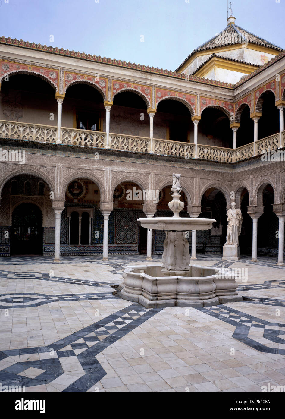 Tradizionale cortile con fontana e statua,Casa de Pilatos,Siviglia,Spagna Foto Stock