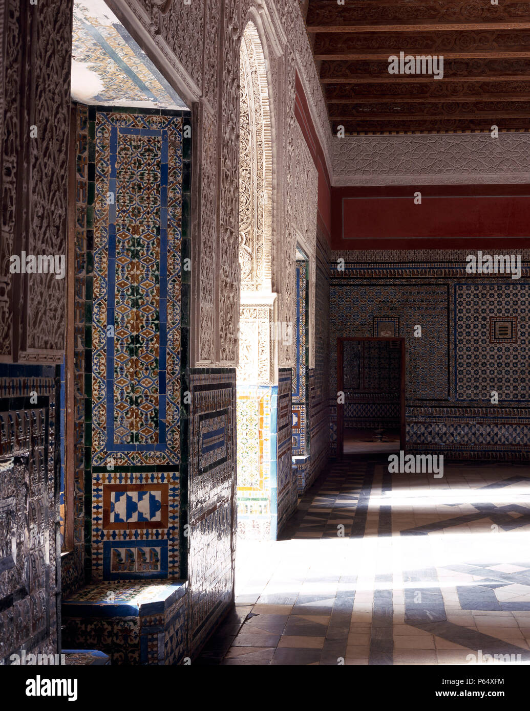 Camera tradizionale con mosaico su parete, pavimenti in piastrelle e porta,Casa de Pilatos,Siviglia,Spagna Foto Stock