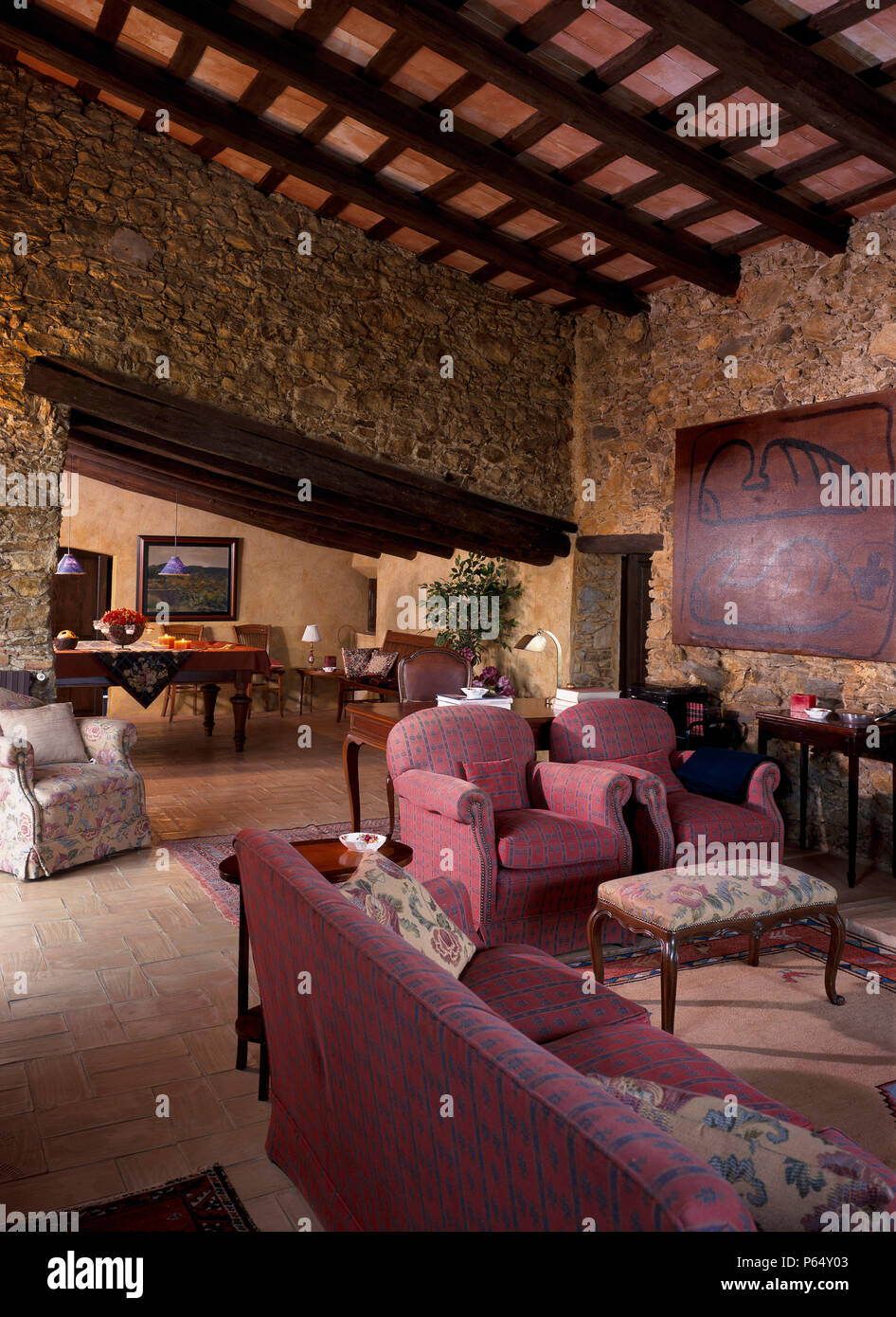 Vista parziale di un soggiorno avente un tetto inclinato Foto Stock