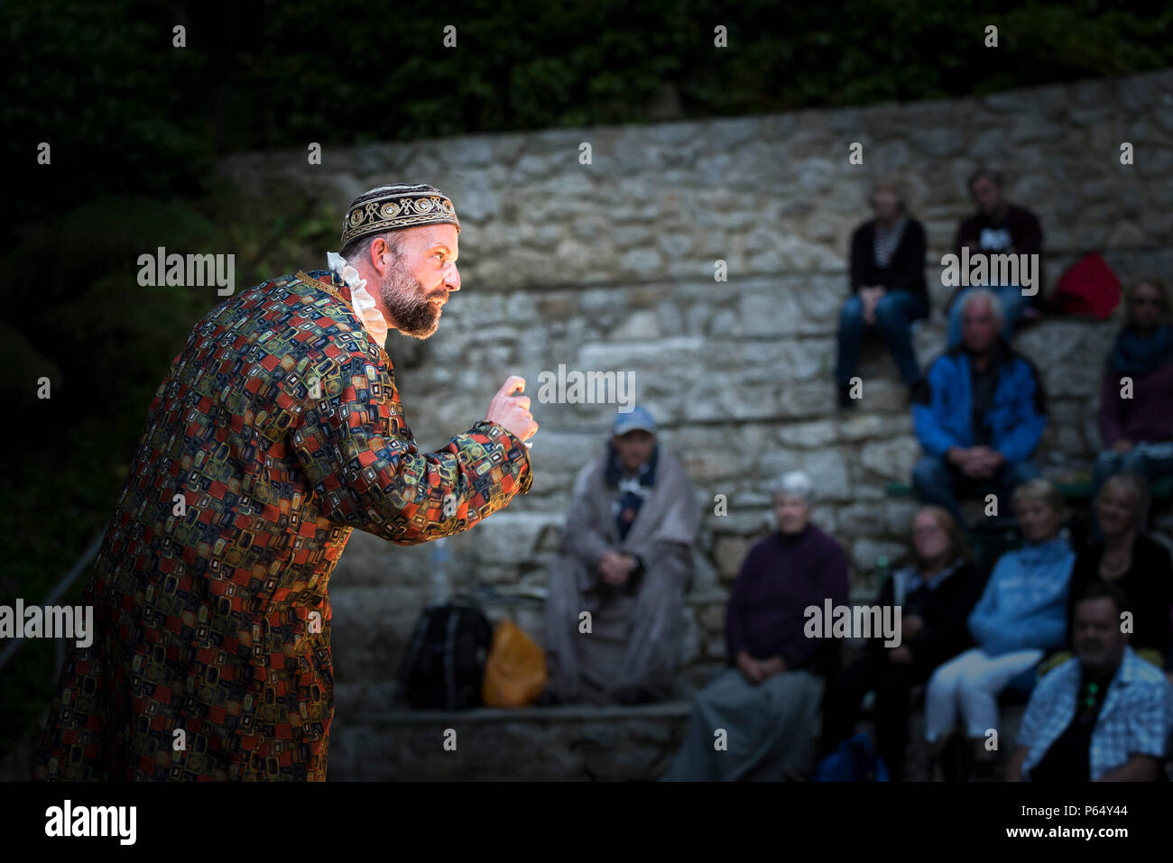 Una rappresentazione del Mercante di Venezia del Teatro Illiria all'Anfiteatro Trebah Garden in Cornovaglia con David Sayers come Shylock. Foto Stock