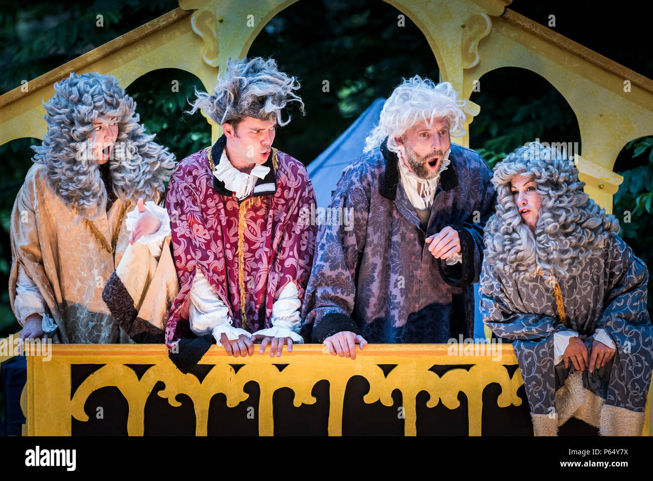 Una performance del Mercante di Venezia da Illyria teatro a Trebah anfiteatro del giardino in Cornovaglia. Foto Stock