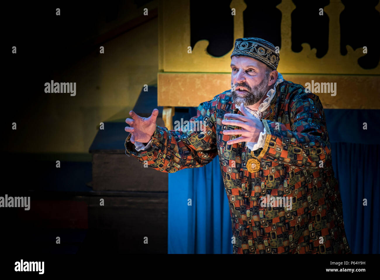 Una rappresentazione del Mercante di Venezia del Teatro Illiria all'Anfiteatro Trebah Garden in Cornovaglia con David Sayers come Shylock. Foto Stock