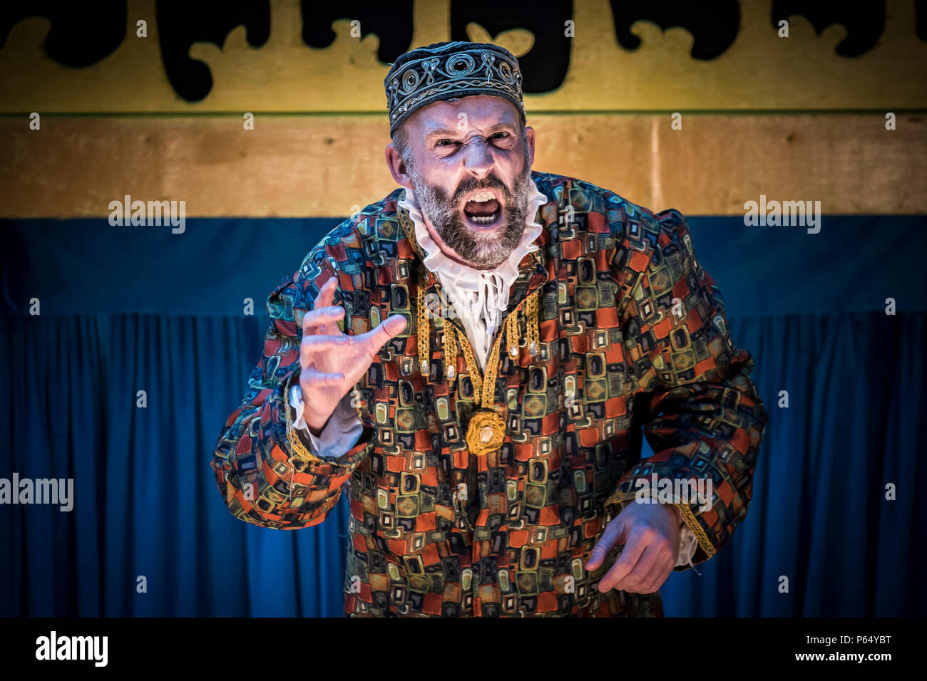 Una rappresentazione del Mercante di Venezia del Teatro Illiria all'Anfiteatro Trebah Garden in Cornovaglia con David Sayers come Shylock. Foto Stock