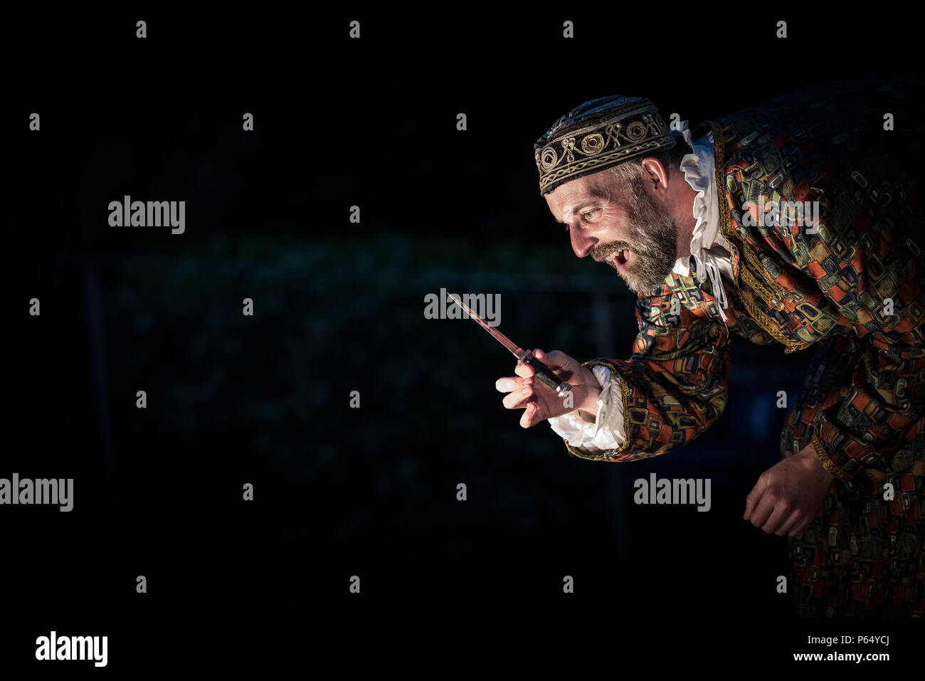 Una performance del Mercante di Venezia da Illyria teatro a Trebah anfiteatro del giardino in Cornovaglia. Foto Stock