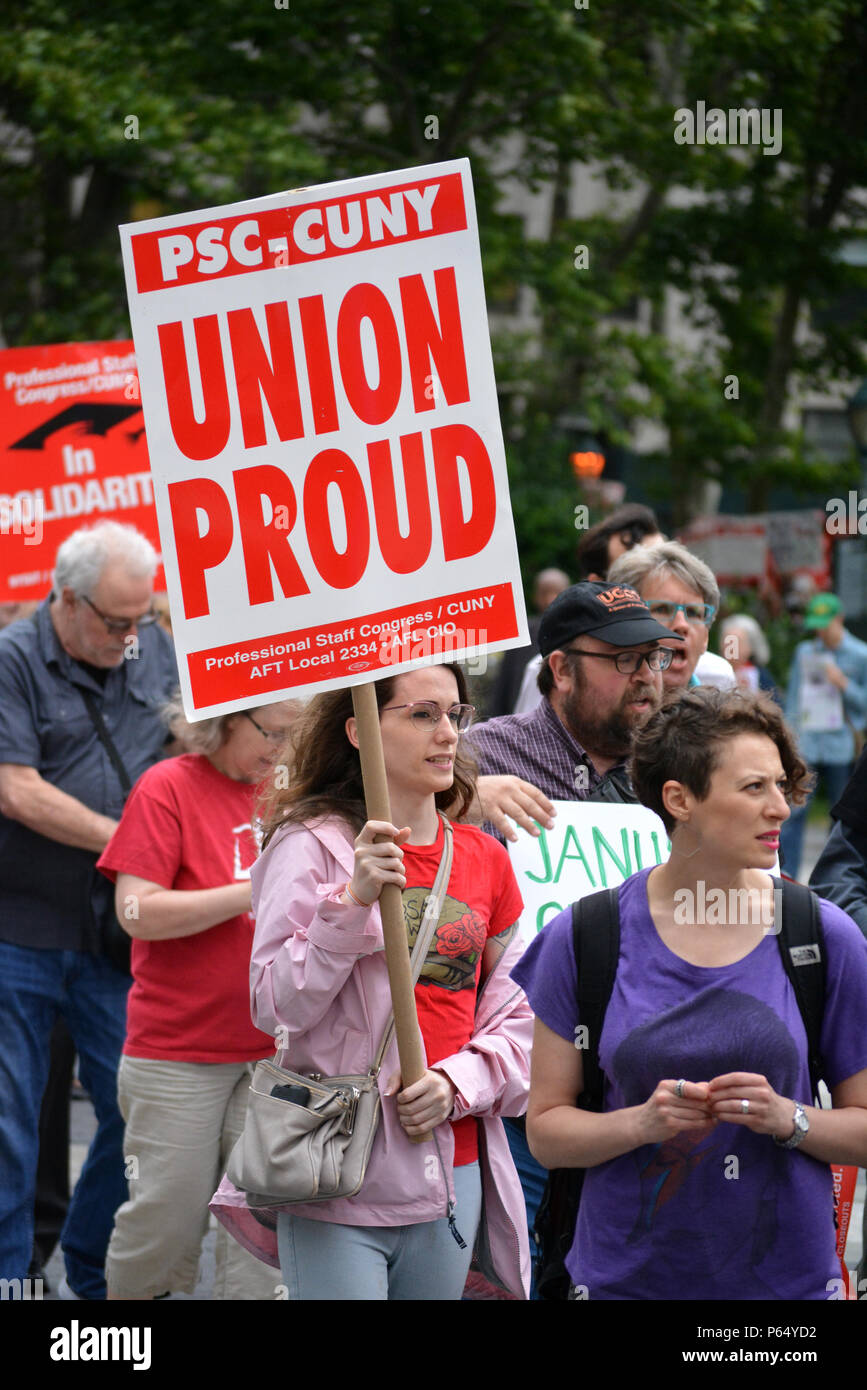 Persone che protestano le Corti supreme decisione limitando la potenza del dipendente pubblico sindacati. Foto Stock