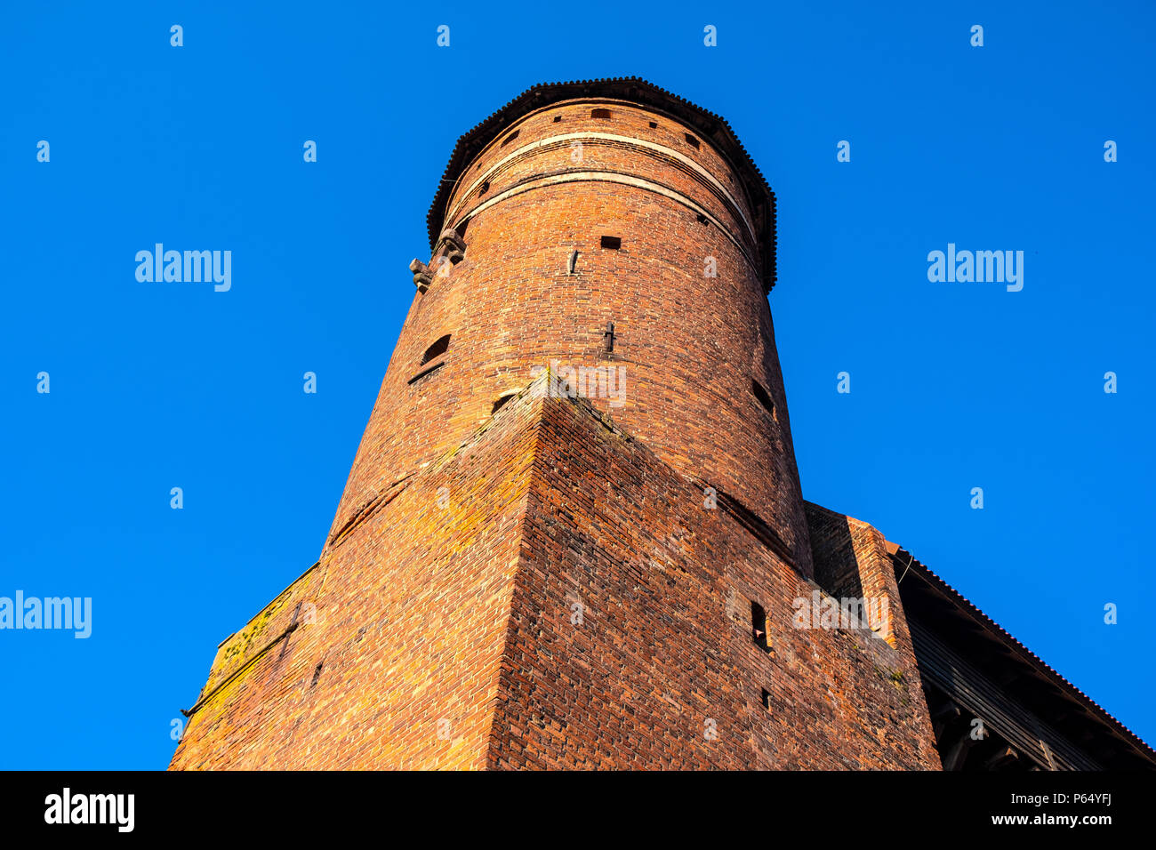 Olsztyn, Warmian-Masurian / Polonia - 2018/06/16: torre di difesa nel castello dei Vescovi Warmian nel quartiere storico di Olsztyn città vecchia Foto Stock