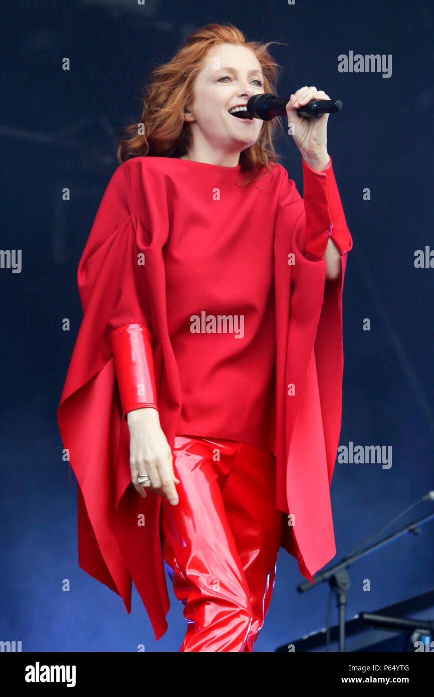 Alison Goldfrapp di Goldfrapp esegue il giorno 2 di Latitude Festival presso Henham Park Station Wagon sulla luglio 14, 2017 in Southwold, Inghilterra. Foto Stock