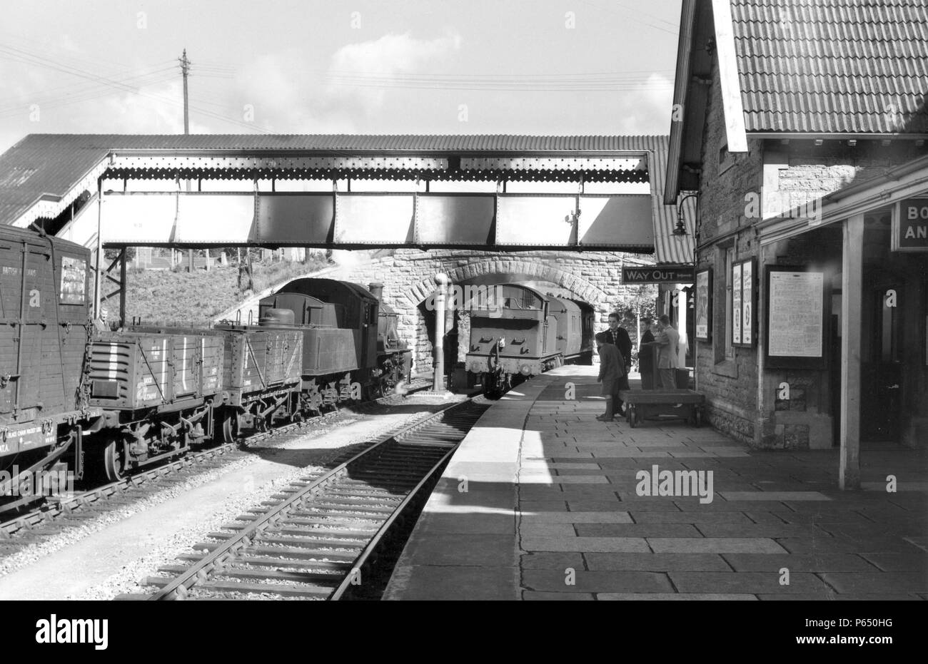 Pozzetti in Somerset era un ex GW/S&DJR stazione e, in questa vista guardando ad est, GW 2-6-2T No.5525 viene visto con il treno 9.35 a Yatton, attraversando un basso Foto Stock