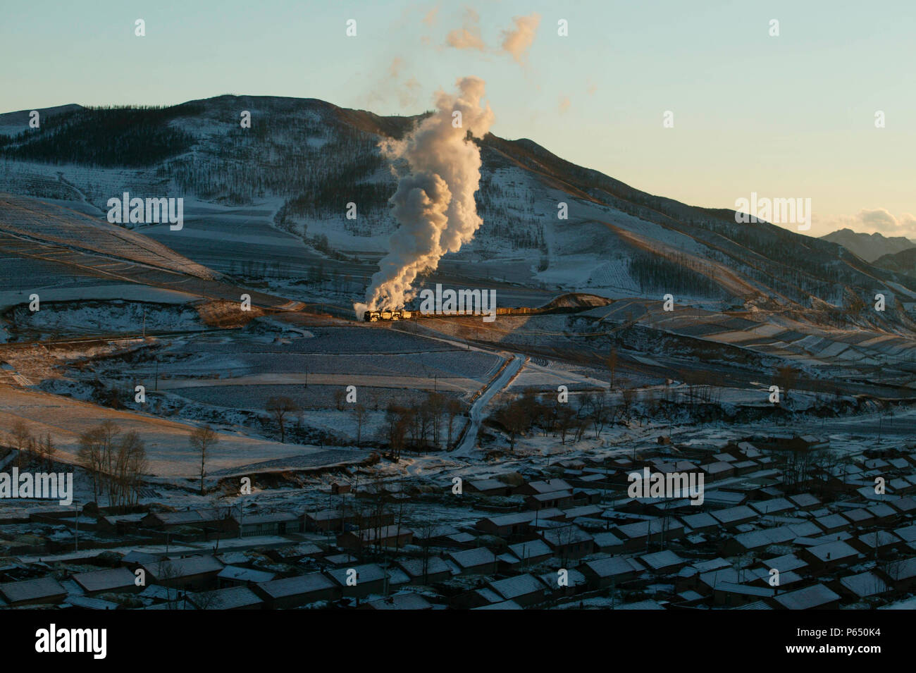 16:15 Sabato 4 dicembre 2004 e del sole raggi morente rifugio dal paesaggio lasciando appena sufficiente radianza per illuminare due QJ Classe 2- Foto Stock