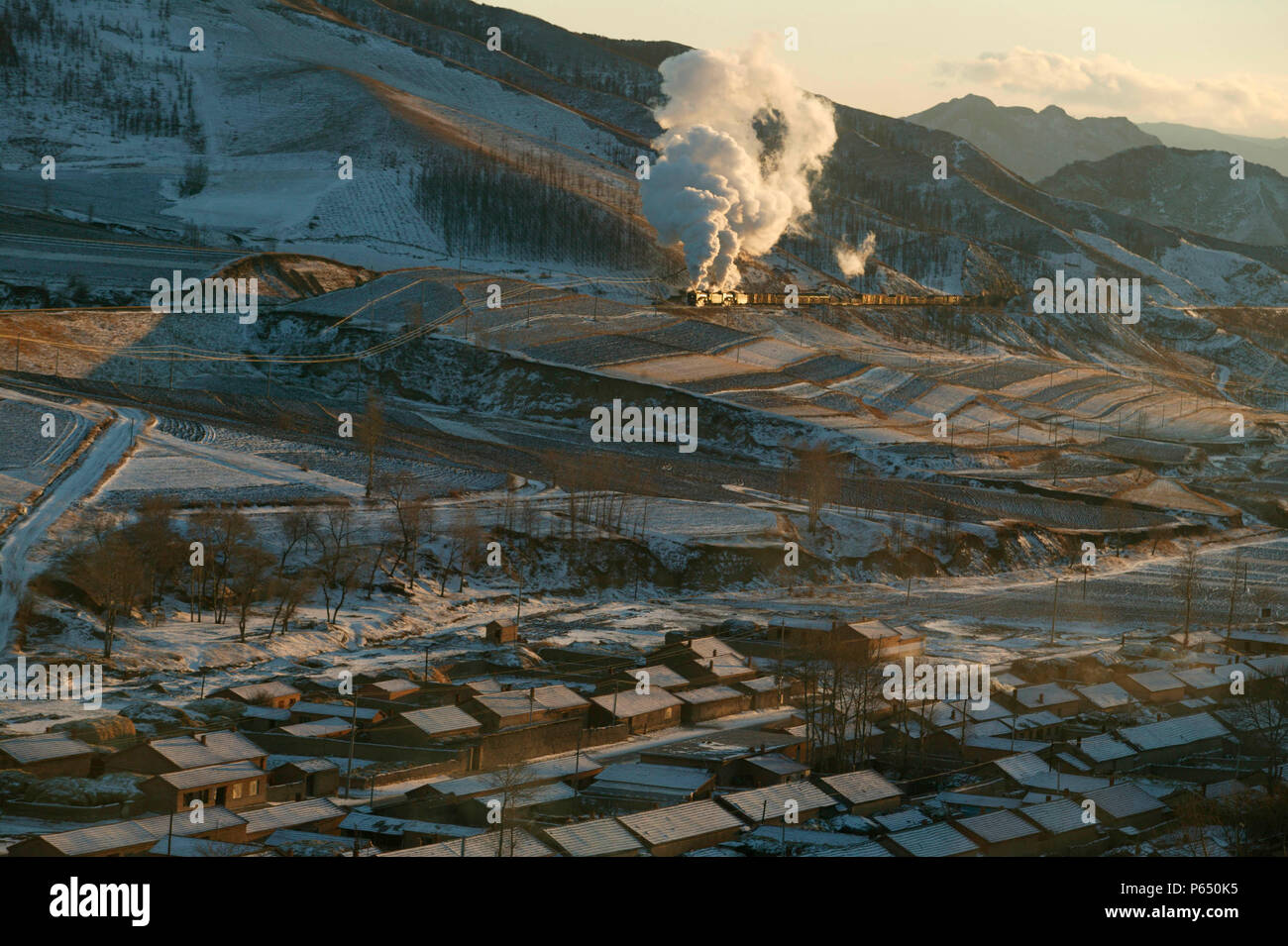 16:15 Sabato 4 dicembre 2004 e del sole raggi morente rifugio dal paesaggio lasciando appena sufficiente radianza per illuminare due QJ Classe 2- Foto Stock