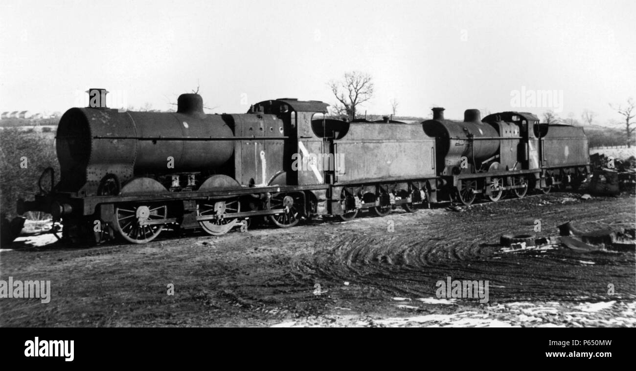 Un rinforzo di LMS 4F 0-6-0s attendere di essere spezzato a Cohen di rottami Cransley cantiere nei pressi di Kettering. Foto Stock