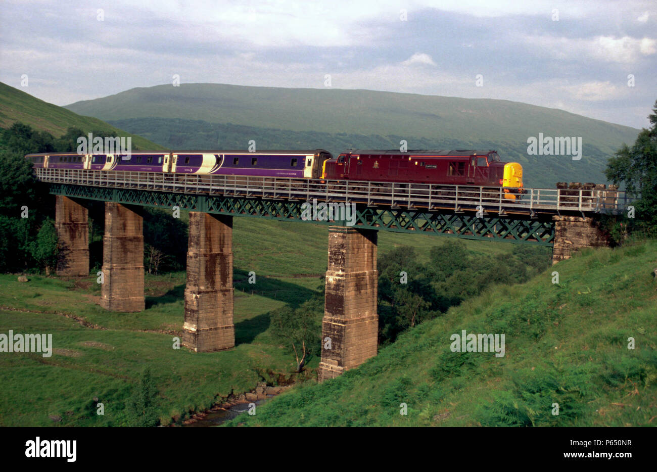 Un Caledonian Sleeper service da Londra attraversa il viadotto Horshoe nelle Highlands scozzesi in direzione di Fort William. 2002 Foto Stock