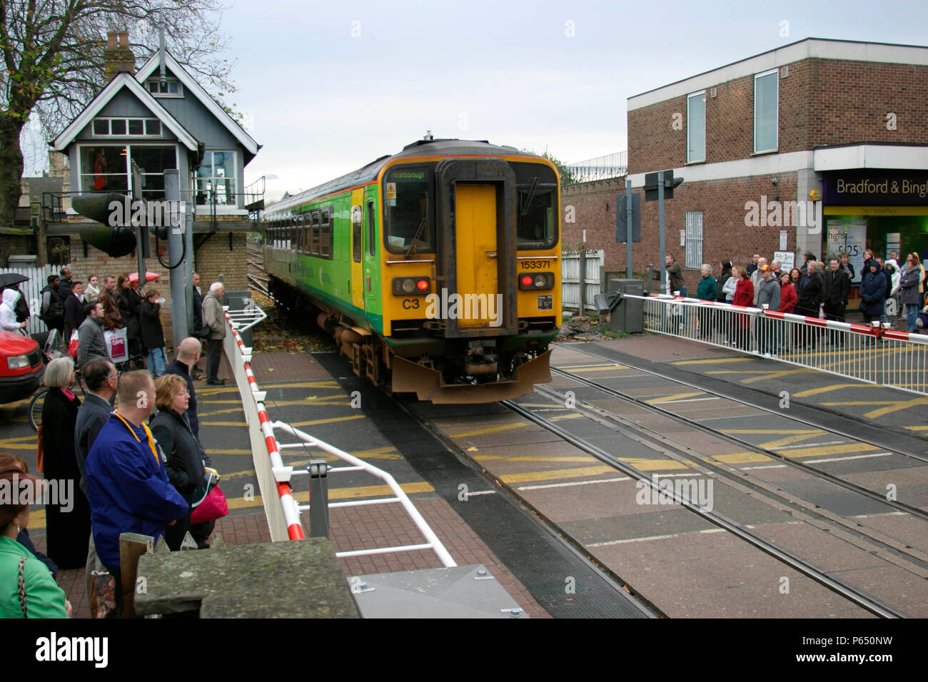 Una centrale di treni di classe 153 DMU attraversa il passaggio a livello di ingresso alla stazione di Lincoln con un servizio a Peterborough. Novembre 2004. Foto Stock