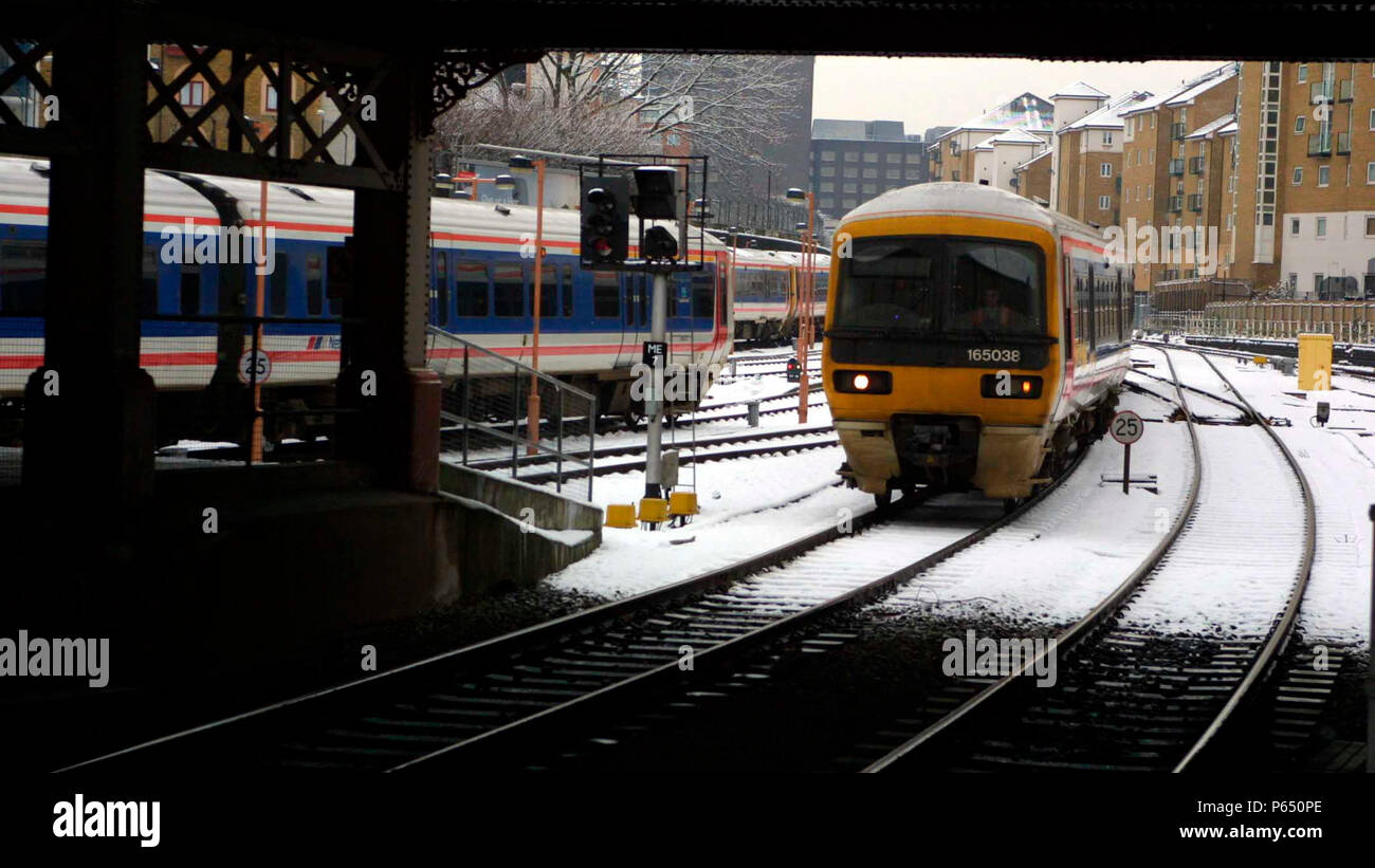 Un Chiltern Railways 165 unità si avvicina a Londra la stazione di Marylebone in un freddo giorno di inverni. 2003 Foto Stock