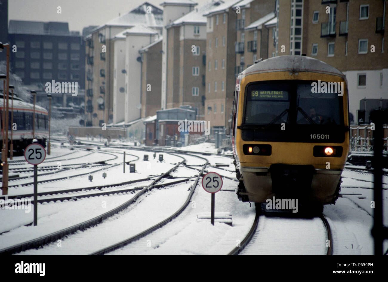 Un Chiltern Railways unità 165 si avvicina alla stazione di Marylebone in un freddo giorno di inverni. 2003 Foto Stock