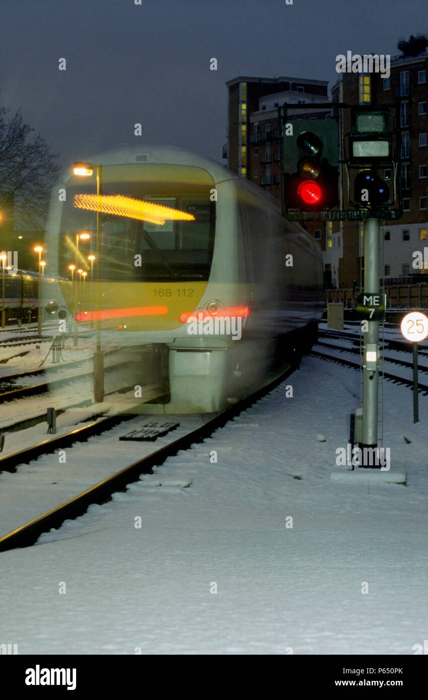 Un Chiltern treni 168 Classe Turbostar DMU convoglio lascia la protezione della stazione di Marylebone per affrontare le aspre condizioni invernali come teste northw Foto Stock