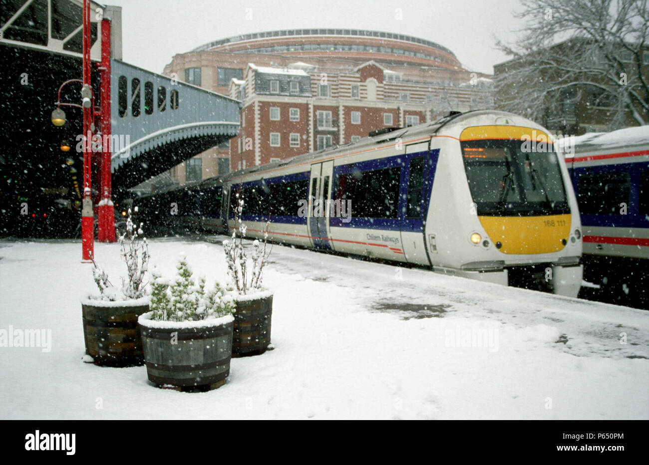 Un Chiltern treni 168 Classe Turbostar DMU convoglio resiste l'amara clima invernale nella stazione di Marylebone. Foto Stock