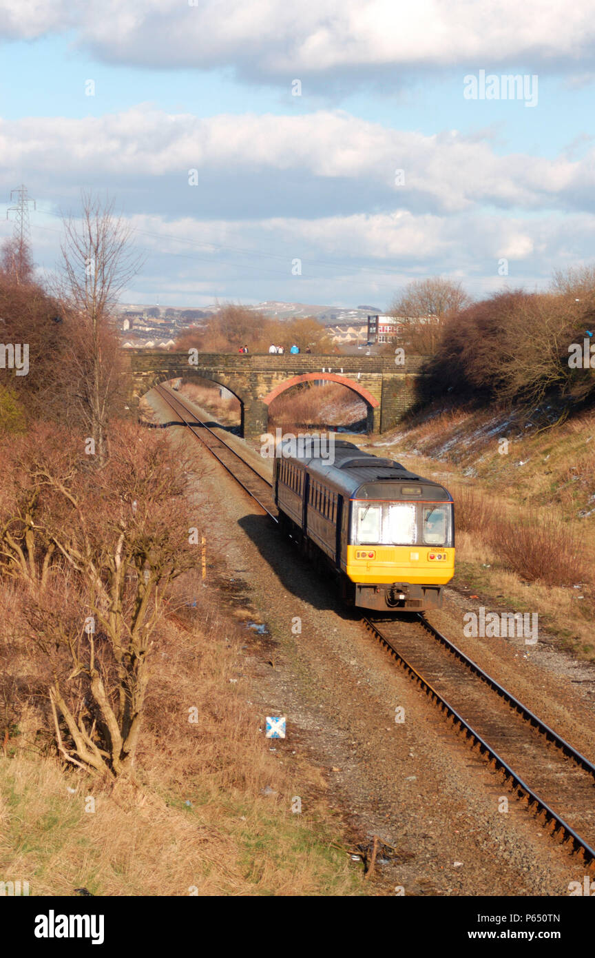 Una classe 142 Pacer convoglio DMU si avvicina Colne al viaggio di concludere con un servizio dal Sud di Blackpool. Marzo 2005. Foto Stock