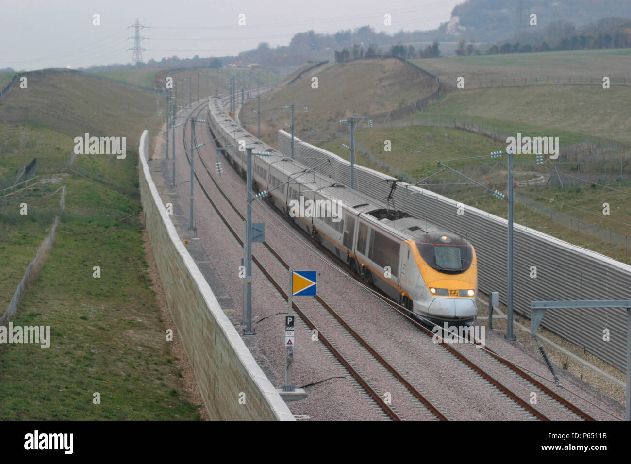 Un servizio Eurostar da Londra sfrutta il recentemente completato alta velocità Channel Tunnel Rail Link attraverso il Kent che dà significativamente impro Foto Stock