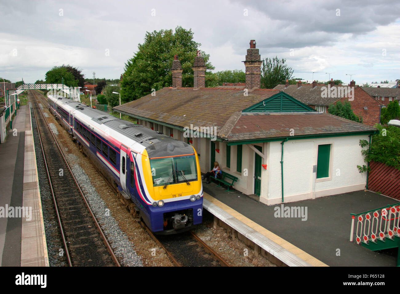 Un primo North Western Classe 175 arriva a pietra focaia nel Galles del Nord con un servizio da Holyhead a Crewe. Settembre 2004 Foto Stock