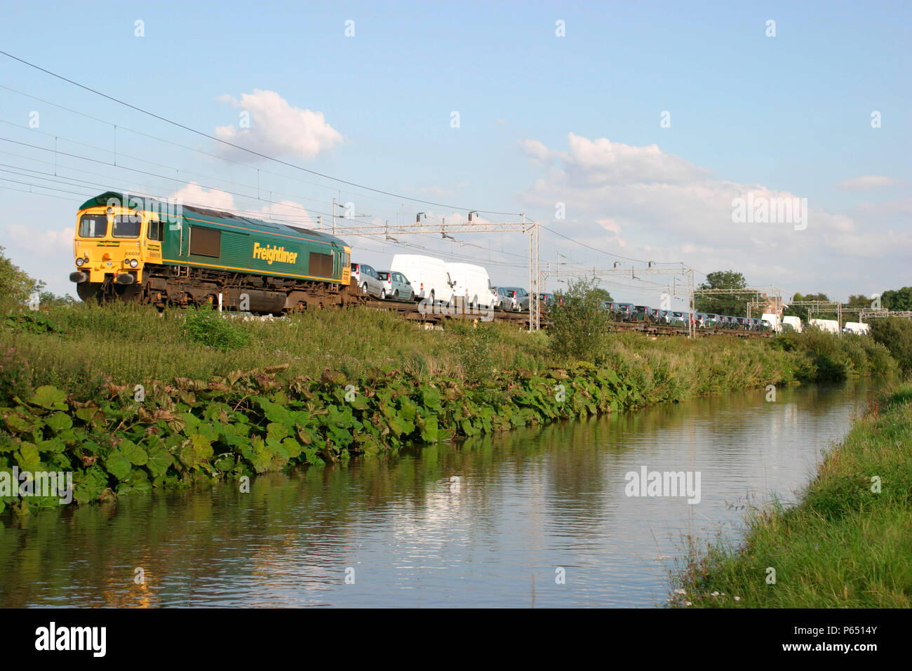 Una classe di Freightliner 66 corre a fianco del canale di Oxford a Ansty nel Warwickshire. Agosto 2004 Foto Stock