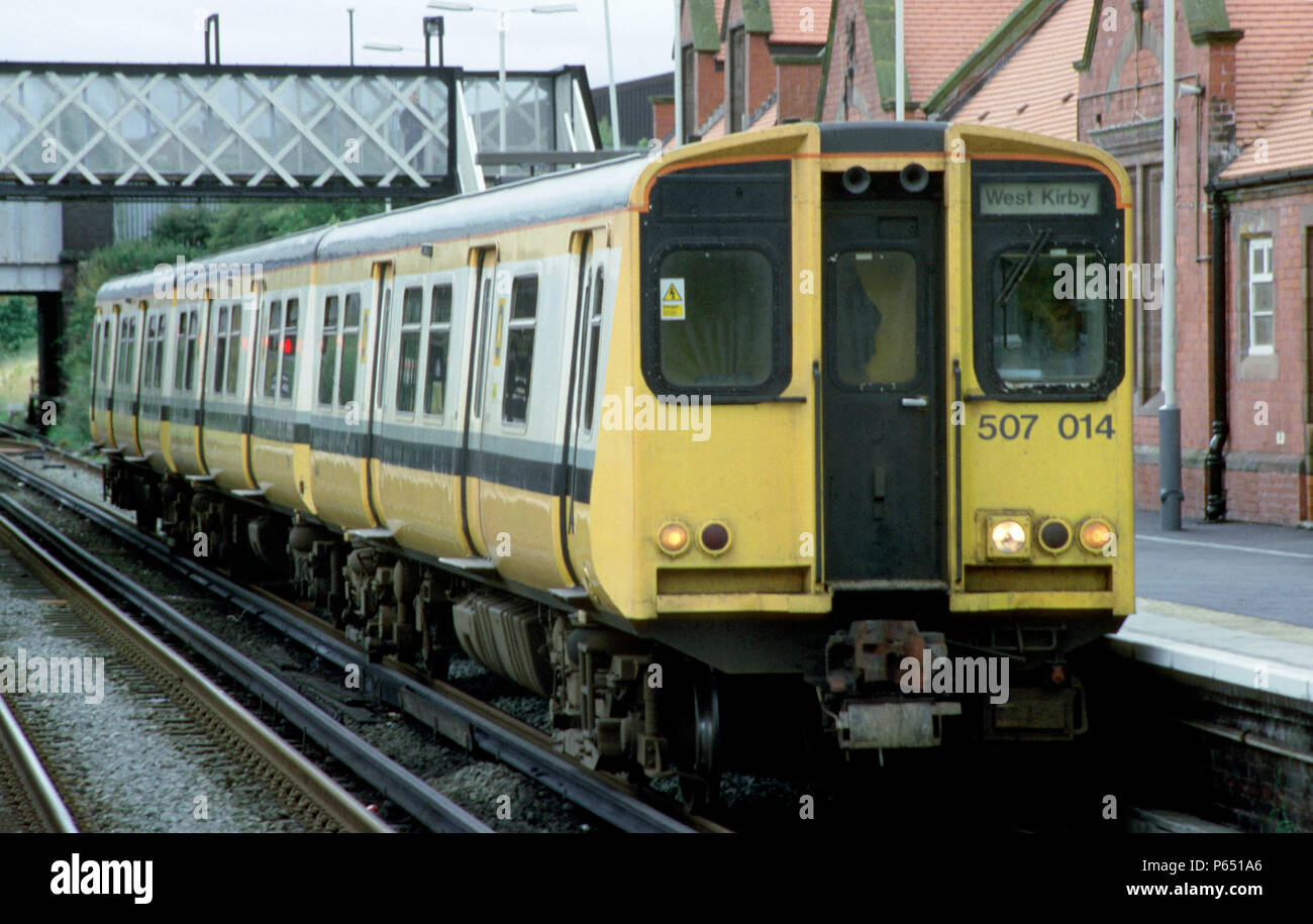 Una classe di Merseyrail 507 treno elettrico è visto qui a Birkenhead stazione nord. Foto Stock