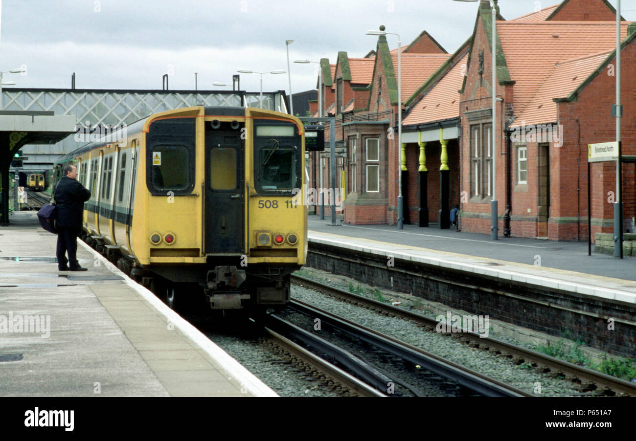 Una classe di Merseyrail 508 treno elettrico è visto qui a Birkenhead stazione nord. Foto Stock