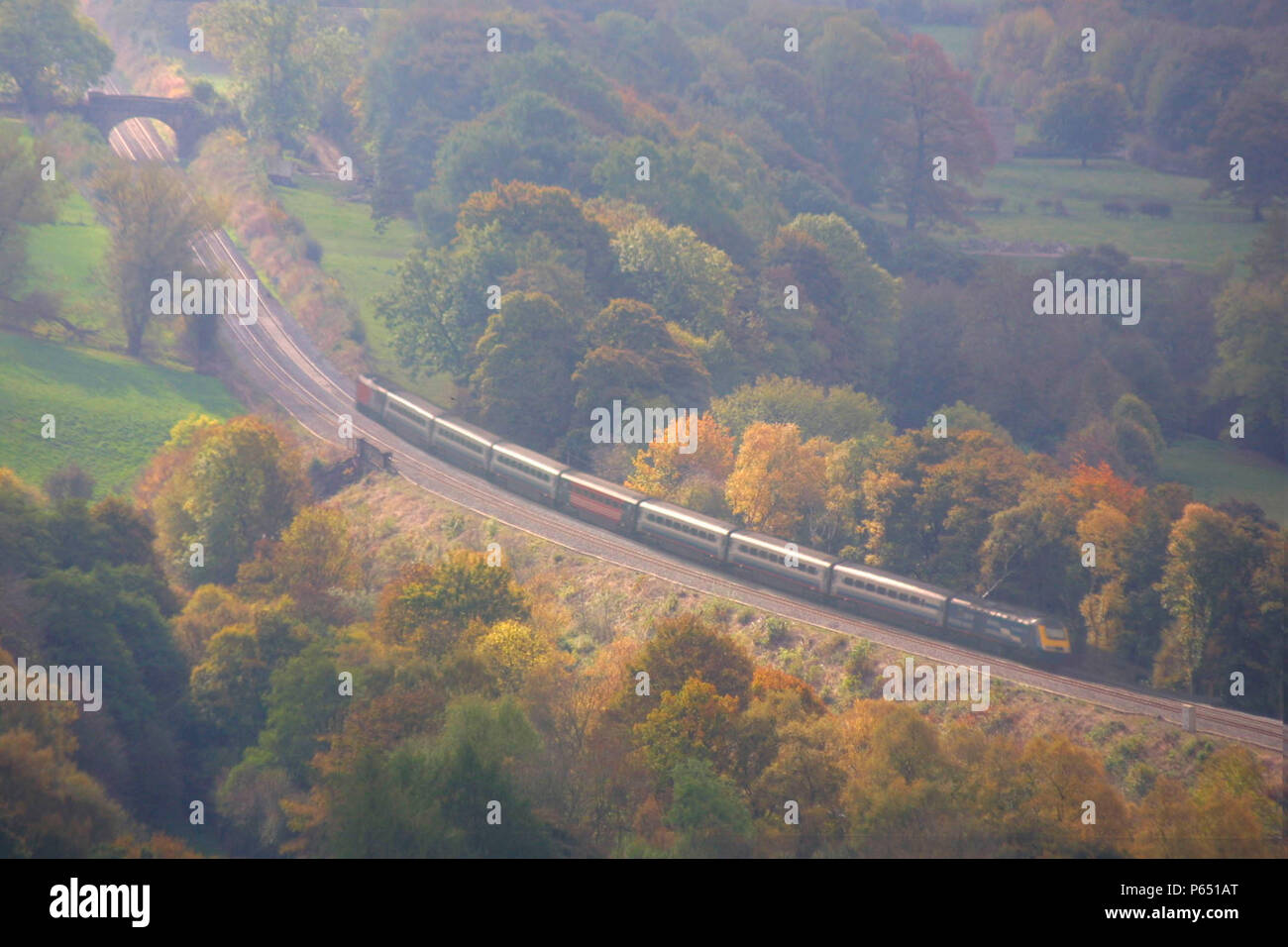 Un Midland Mainline HST Rio servizio passa attraverso la valle di speranza nel Parco Nazionale di Peak District. Qui si vede in direzione nord vicino a Edale. 2004 Foto Stock