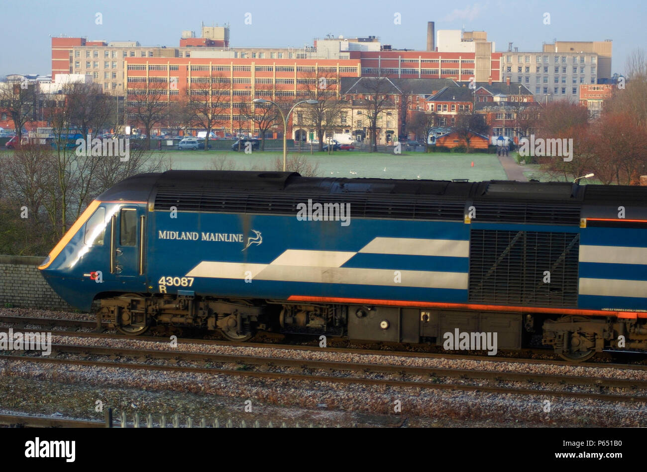 Un Midland Mainline azionato classe 43 HST è visto qui a Leicester. Il Leicester Royal Infarmary e Nelson Mandela Park può essere visto in backgroun Foto Stock