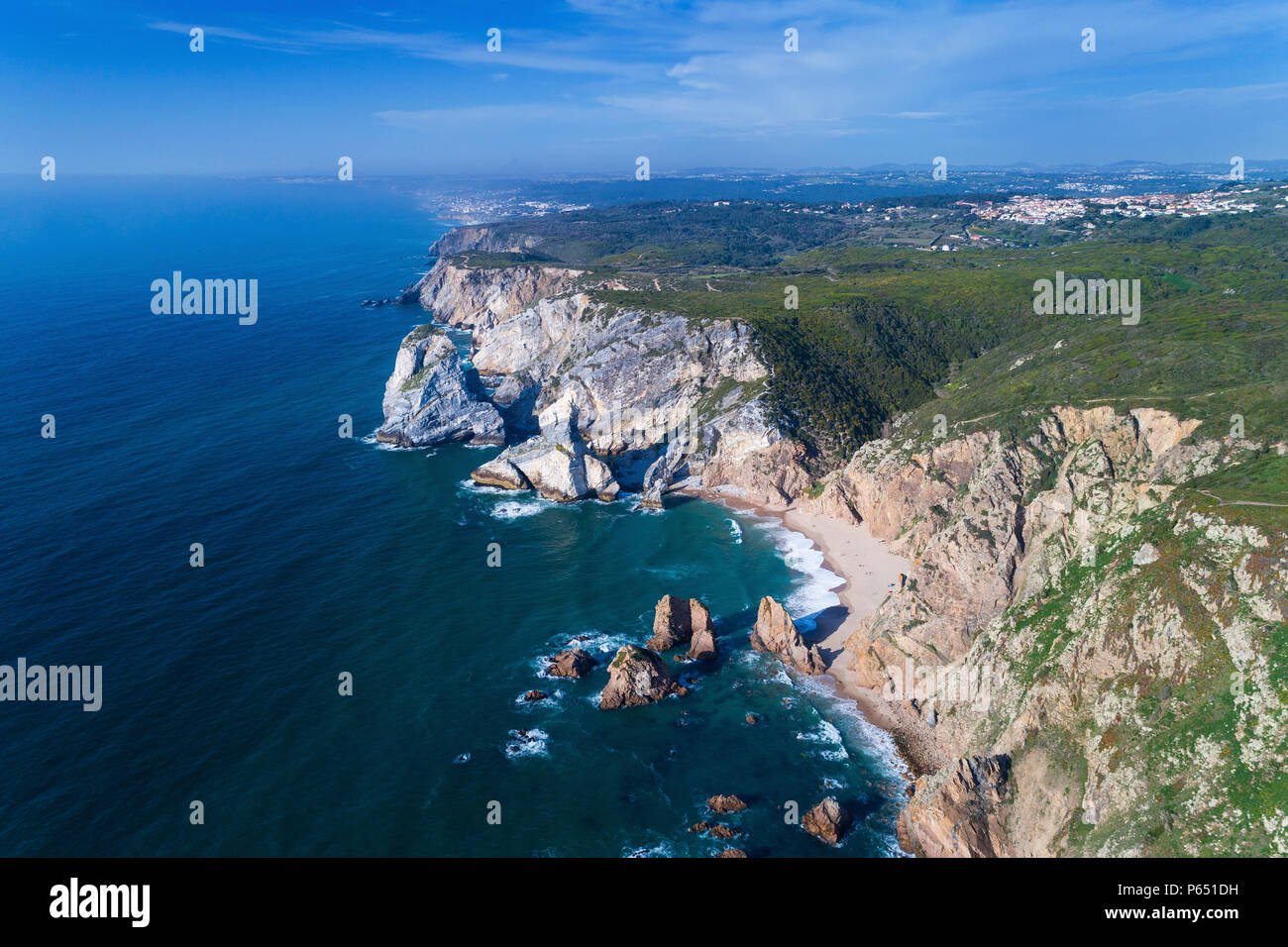 Vista aerea della bellissima spiaggia di Usra vicino a Sintra, Portogallo; concetto per il viaggio in Portogallo e le migliori destinazioni di viaggio. Foto Stock