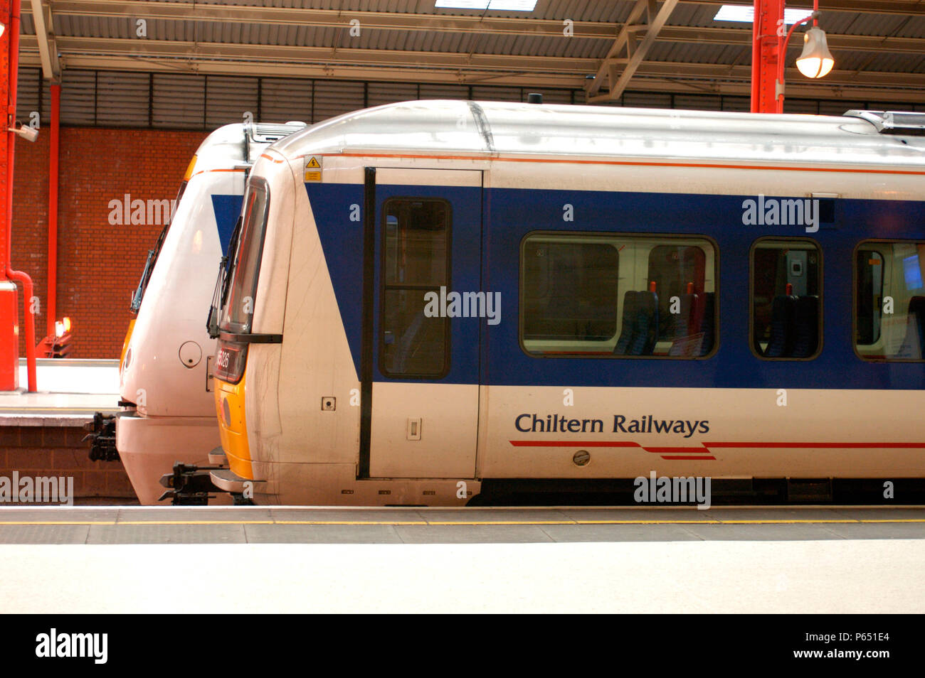 Una coppia di treni di Chiltern Turbo diesel DMU stand al buffer di Marylebone dopo l'arrivo. Febbraio 2005. Foto Stock