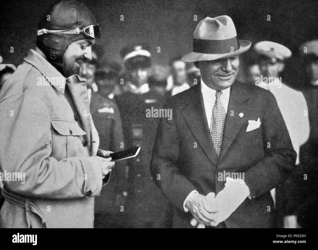 Roma - Giugno 23, 1927 - Mussolini consegna a Italo Balbo la sua licenza di pilota Foto Stock