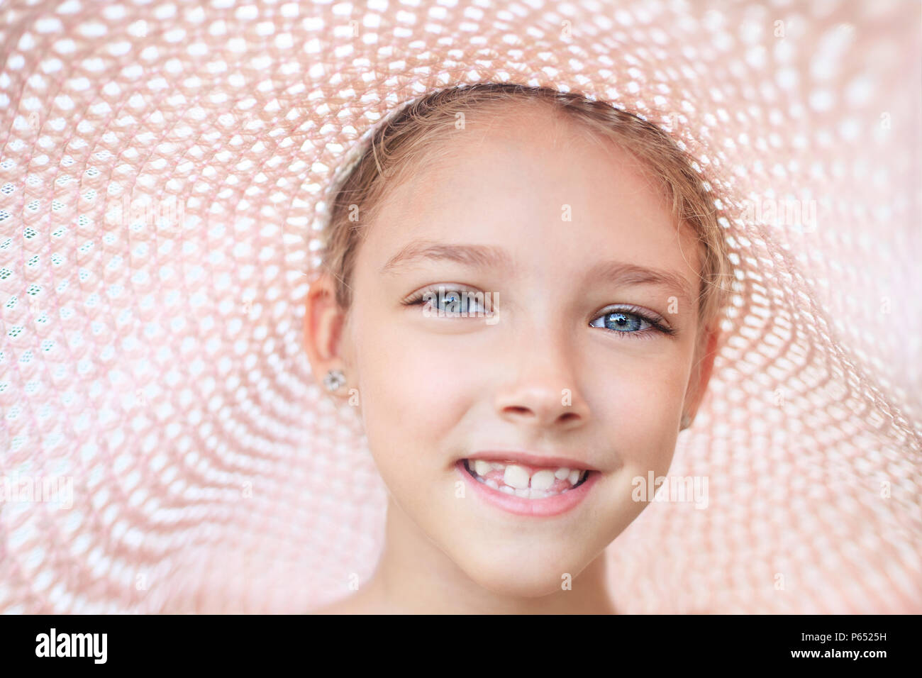 Estate ritratto di una bella ragazza in un cappello rosa. Il concetto di infanzia e vacanze. Foto Stock