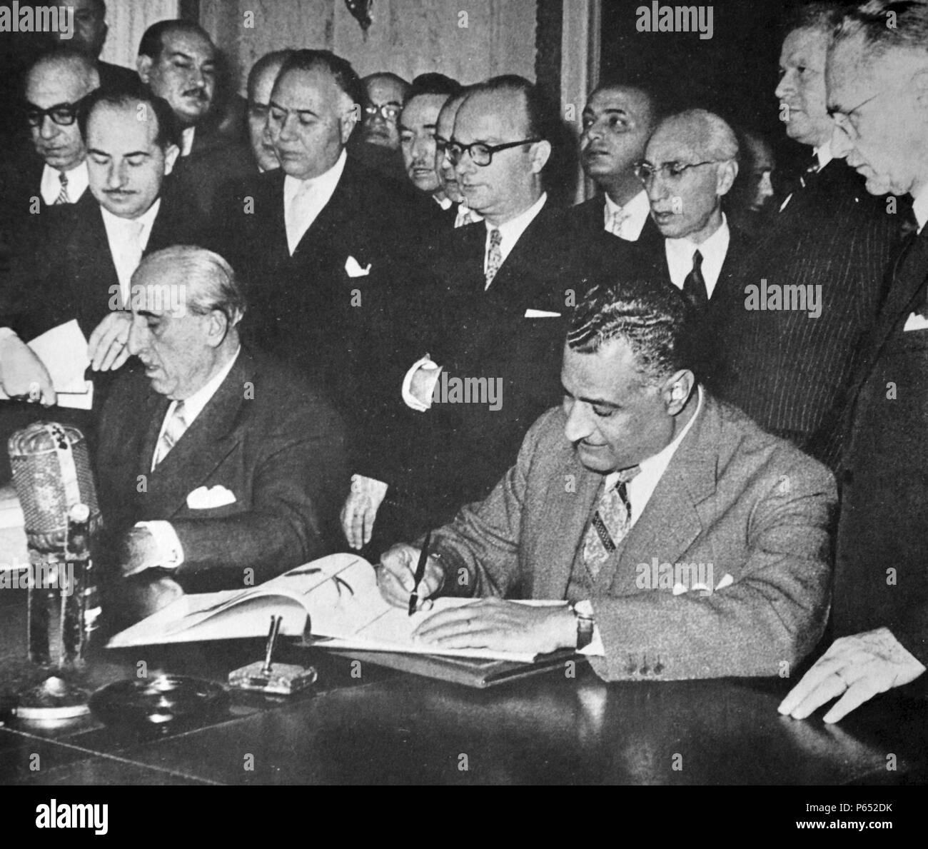 Nasser firma del patto di unità con il presidente siriano Shukri al-Quwatli, formando la Repubblica araba unita, febbraio 1958 una unione politica tra Egitto e Siria. L' Unione ha cominciato in 1958 ed è esistita fino al 1961 Foto Stock