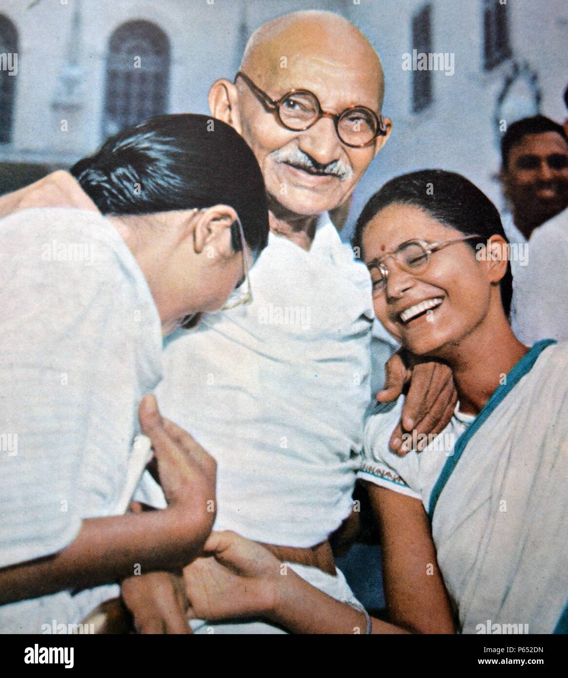 Mohandas Karamchand Gandhi (2 ottobre 1869 - 30 gennaio 1948) leader del nazionalismo indiano in British-governata in India con due suoi neices Foto Stock