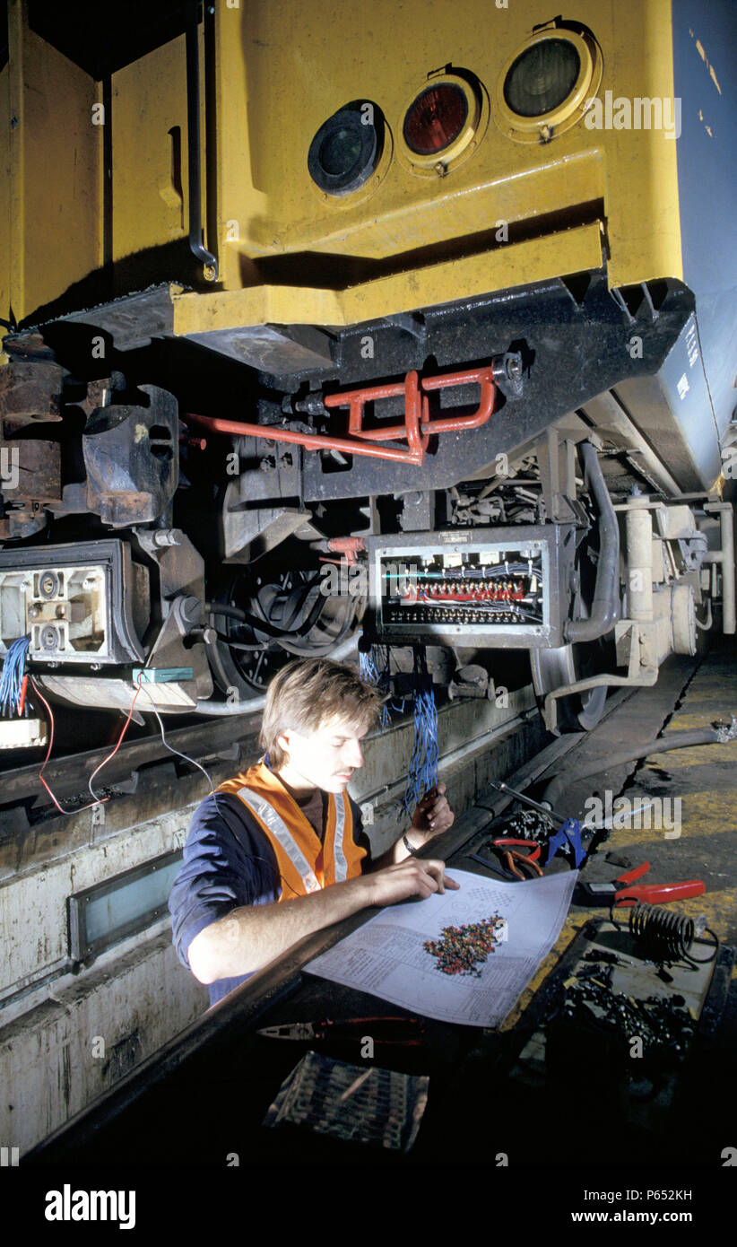 Lavoratore di manutenzione verificare il cablaggio di una UEM a Hornsey depot. C 1993 Foto Stock