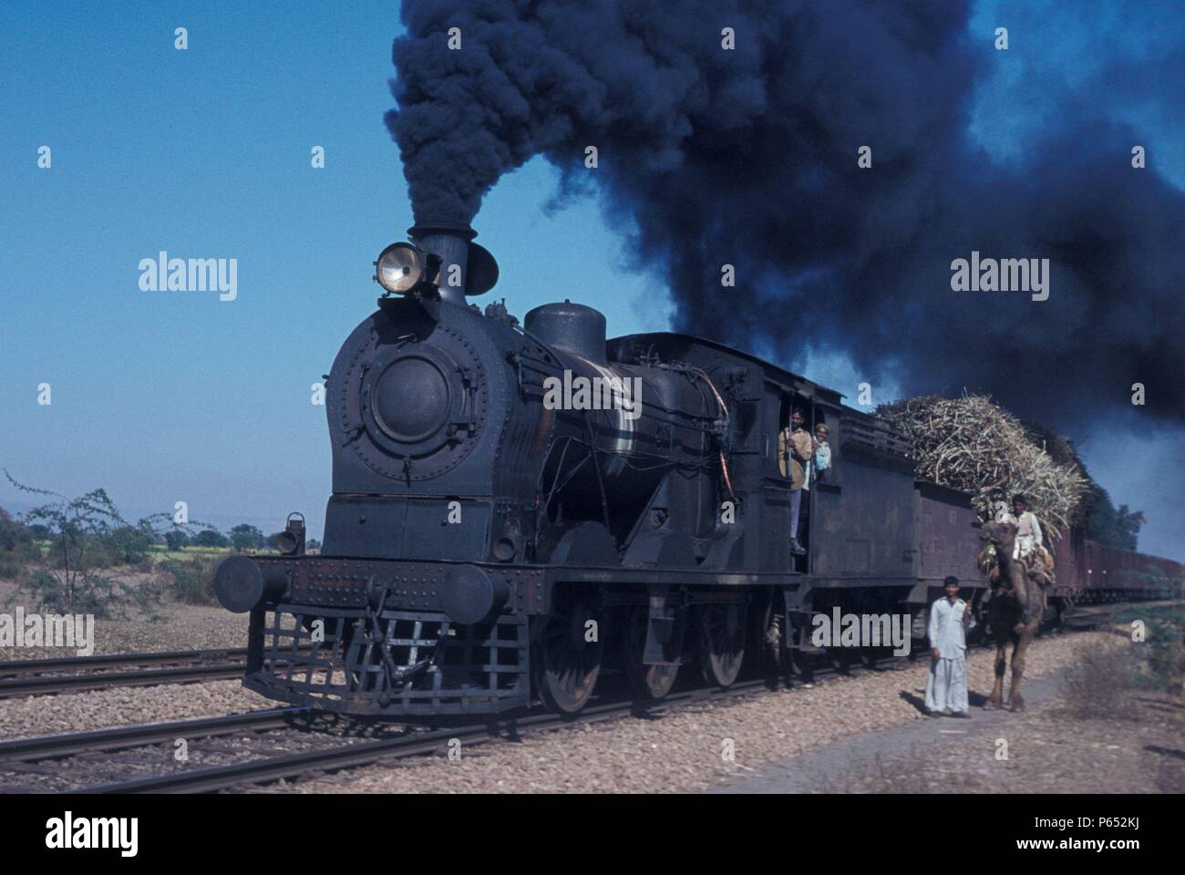 Giunzione Malakwal sul Pakistan Punjab con British costruito all'interno del cilindro SGS classe 0-6-0 n. 4127. Una scena completa con British semaforo signls d Foto Stock