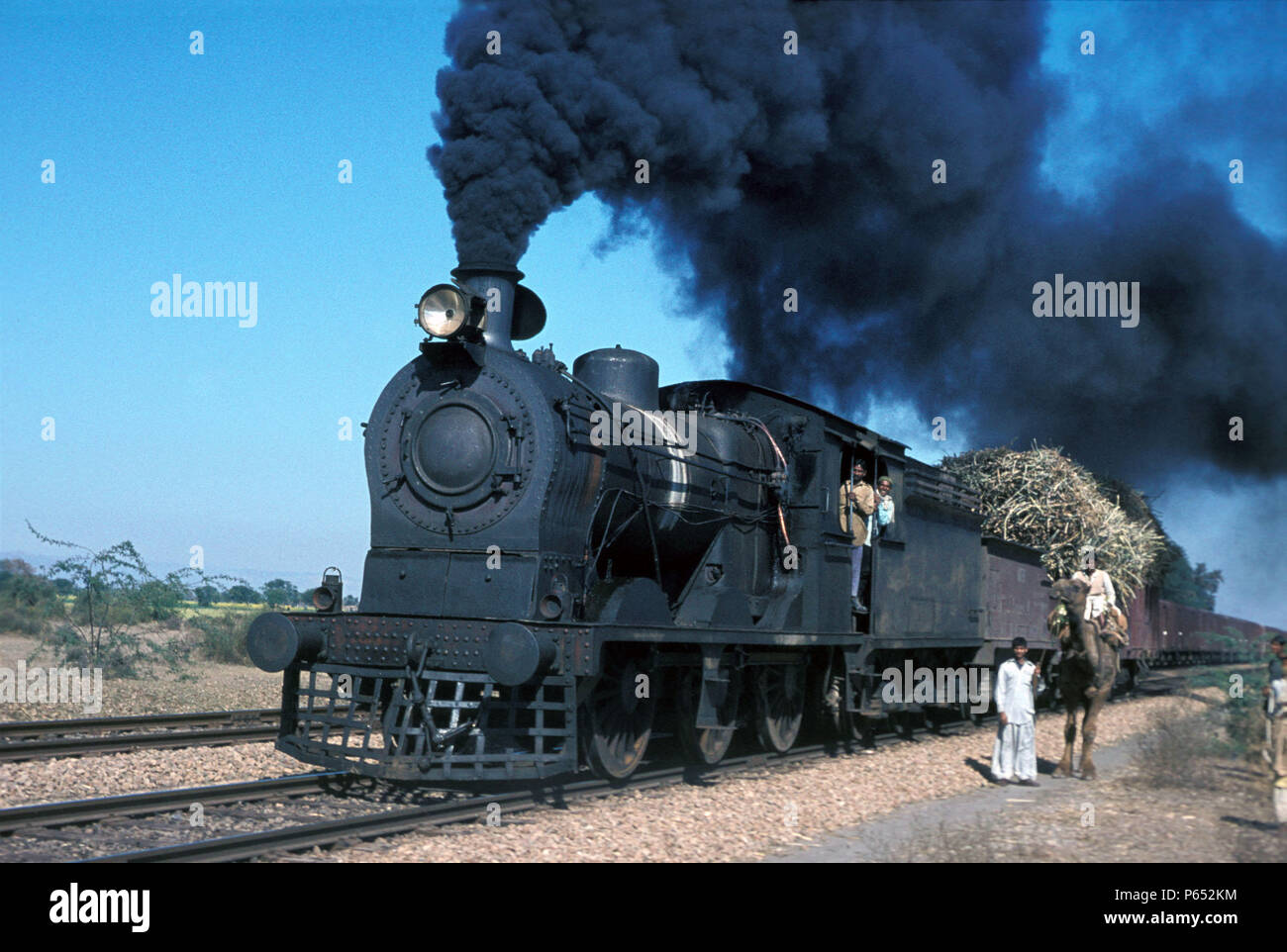 Giunzione Malakwal sul Pakistan del Punjab con British costruito all'interno del cilindro SGS classe 0-6-0 No.4127. Una scena completa con British segnali Semaphore Foto Stock