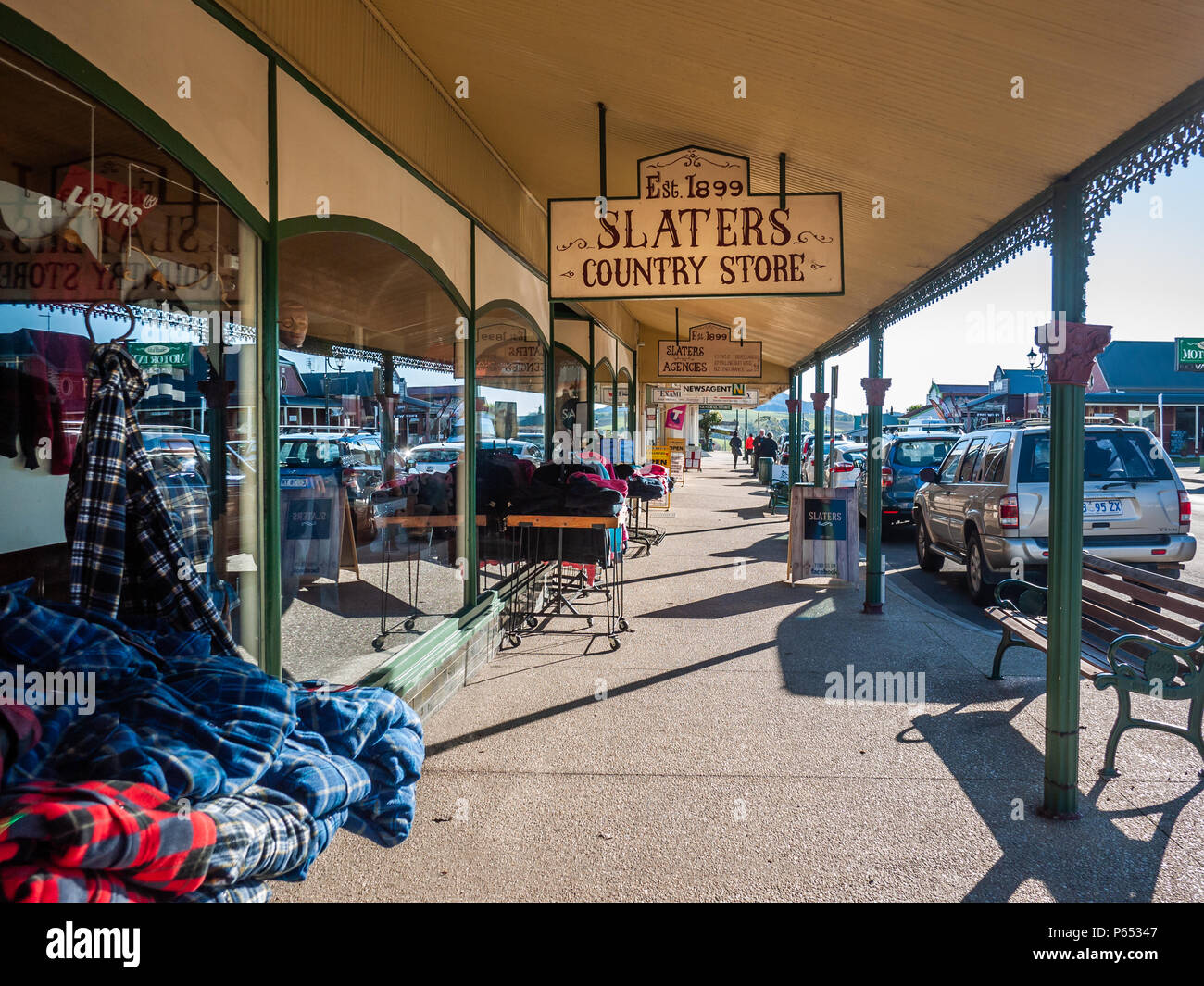 Marciapiede pedonale fiancheggiata con negozi locali nelle città di Sheffield, in Tasmania, Australia. Foto Stock