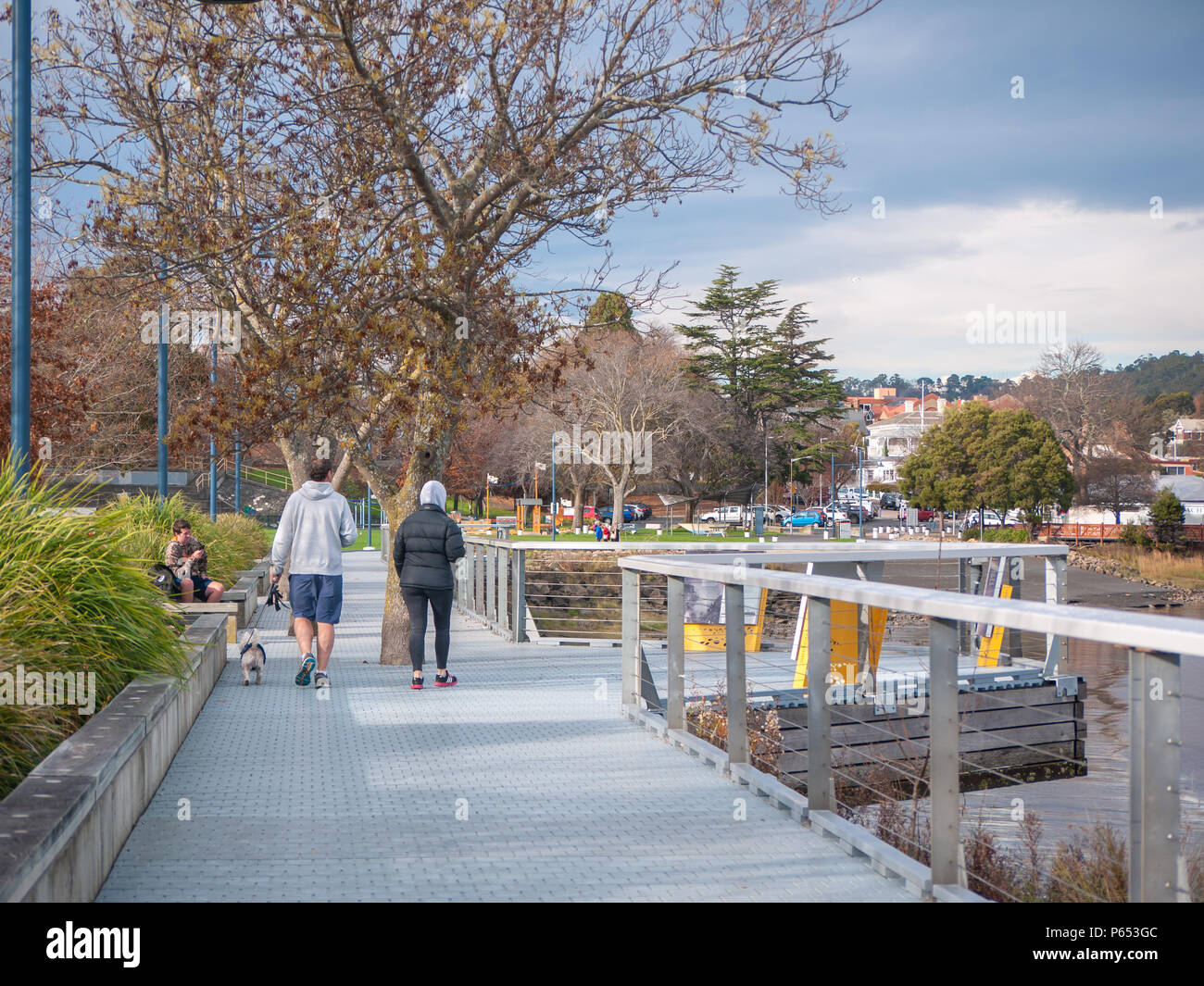 Persone in relax Royal Park da Tamar River nella città di Launceston. Il parco dispone di passerelle all'aperto e spazio di riproduzione. La Tasmania, Australia. Foto Stock