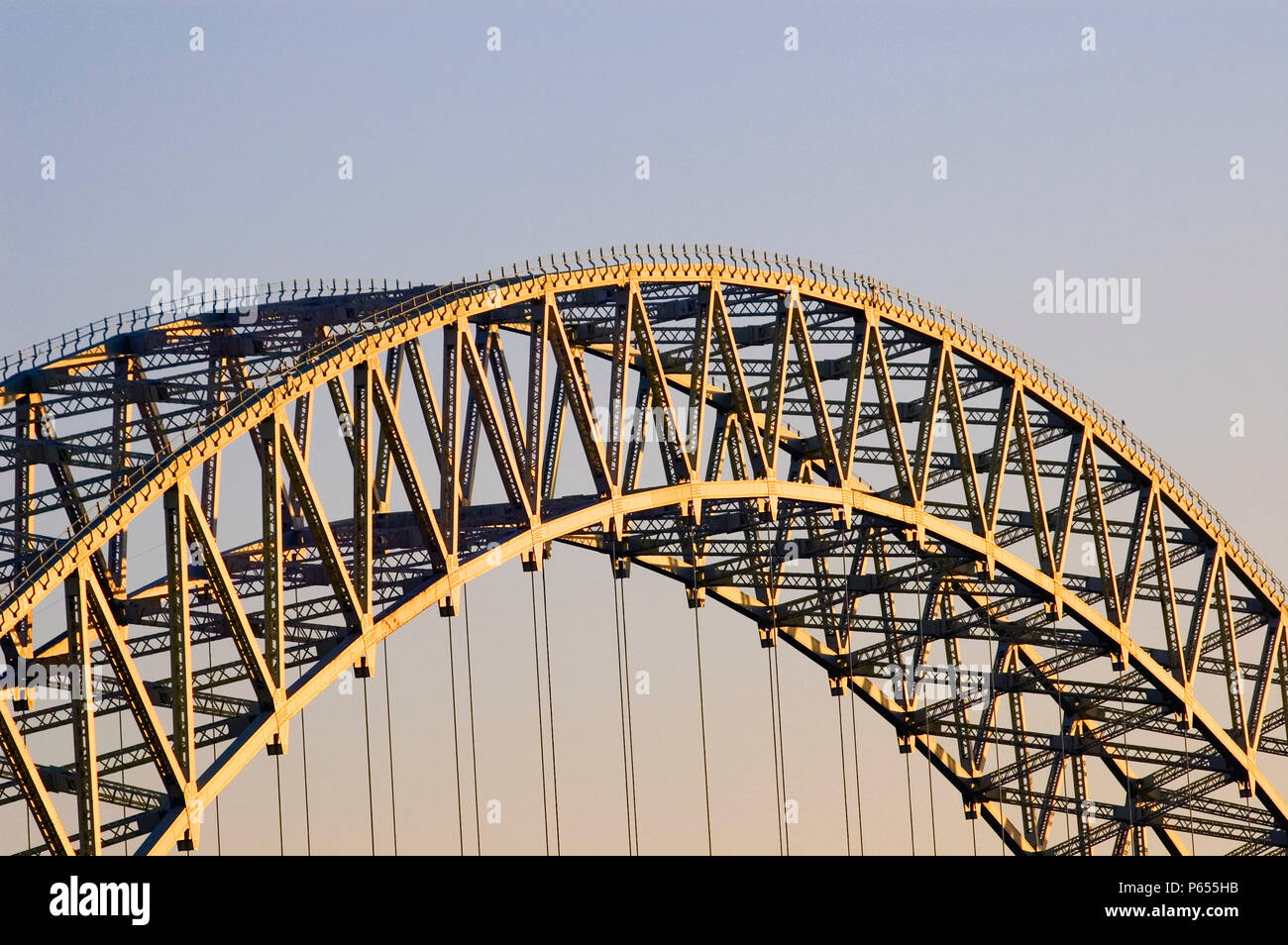 Arco di Runcorn/Widnes ponte stradale, CHESHIRE REGNO UNITO. Il Grade ii Listed è un edificio Silver Jubilee Bridge è una compressione sospeso arco-ponte di coperta bu Foto Stock